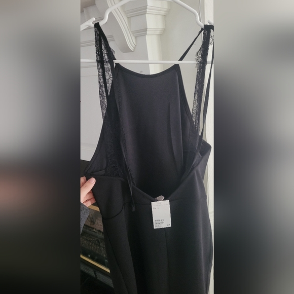 Elegant Black Sleeveless Dress - Picture 3 of 3